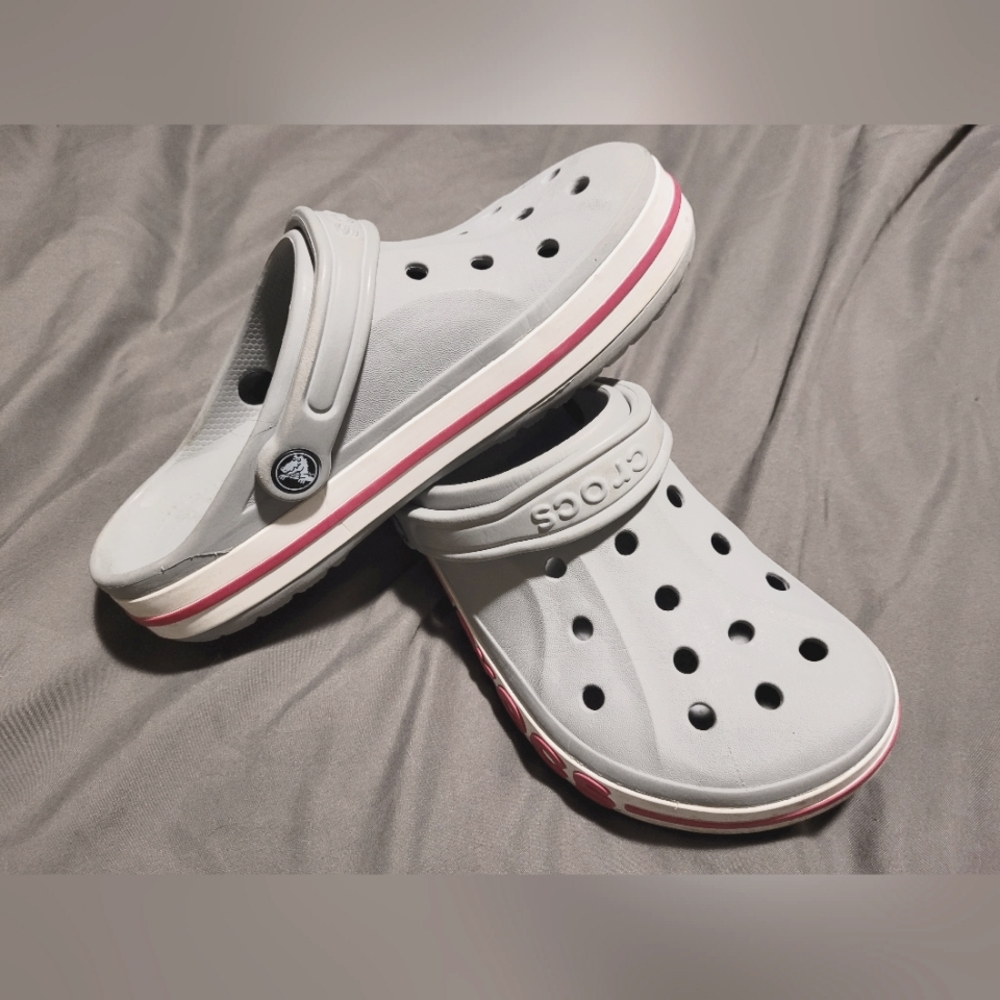 ⚠️SOLD⚠️Bayaband crocs, women's 8, gray with pink accent